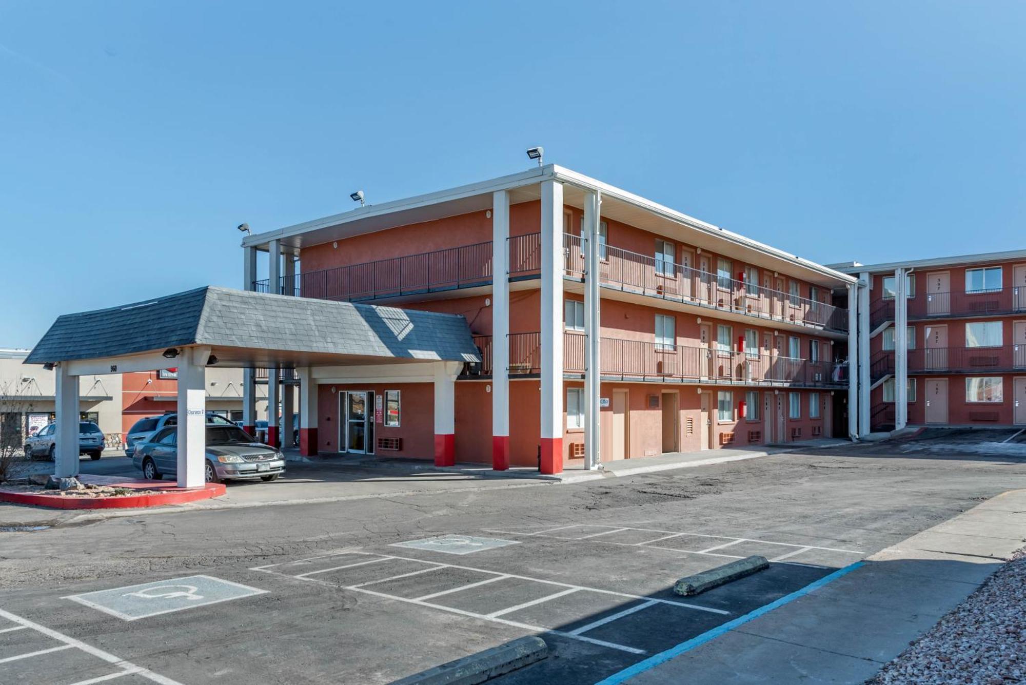 Pueblo Inn Exterior photo